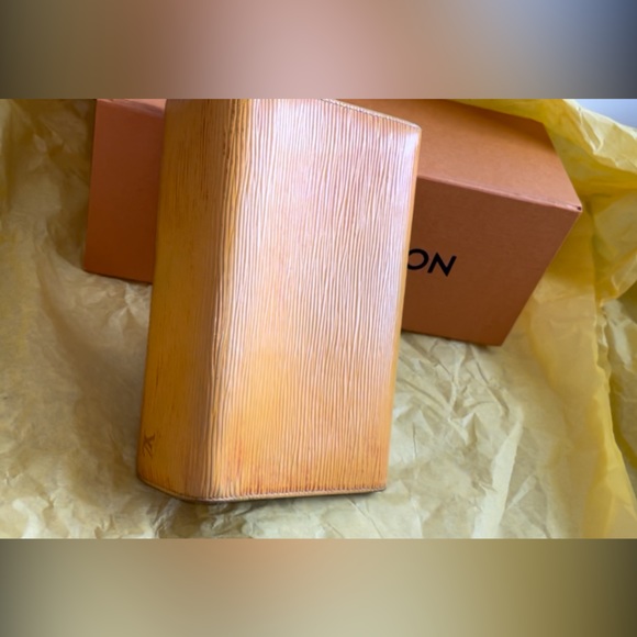 LV yellow with purple interior Epi Sarah wallet - Picture 2 of 12